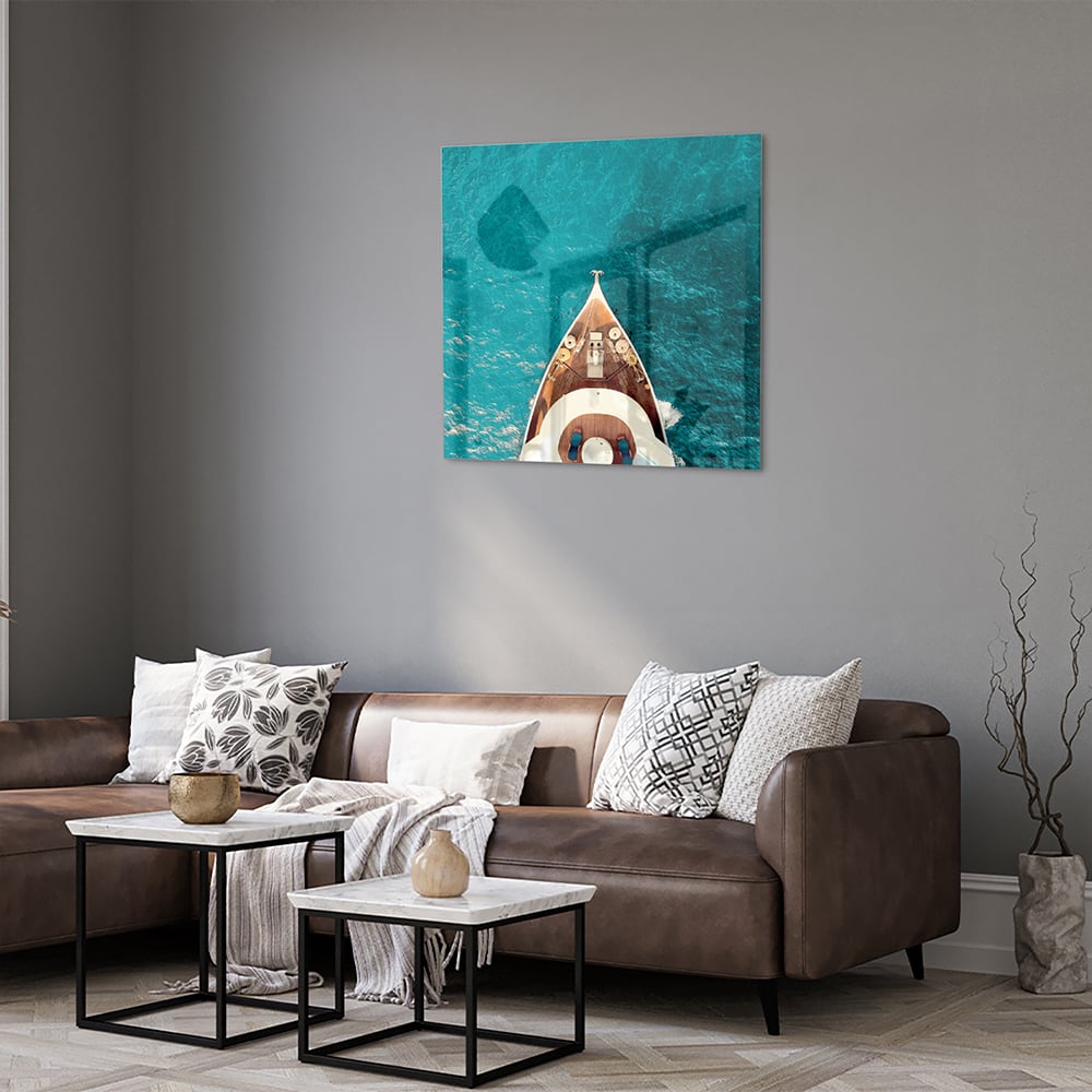 Glazen schilderij van een boot die boven helder turquoise water ligt.