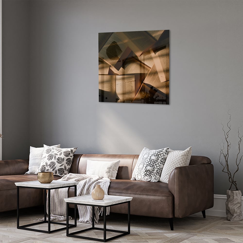 Glazen schilderij met abstracte vormen in moderne woonkamer
