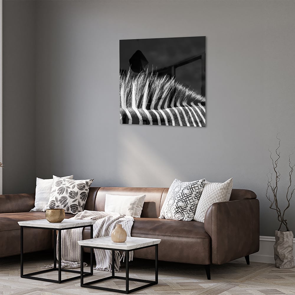 Een modern zwart-wit glazen schilderij met naadloze lijnen aan de muur.