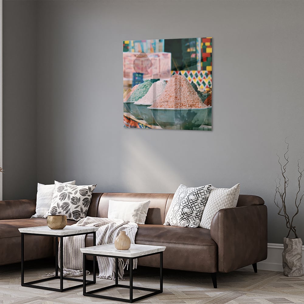 Kleurrijk glazen schilderij met verschillende specerijen in schalen