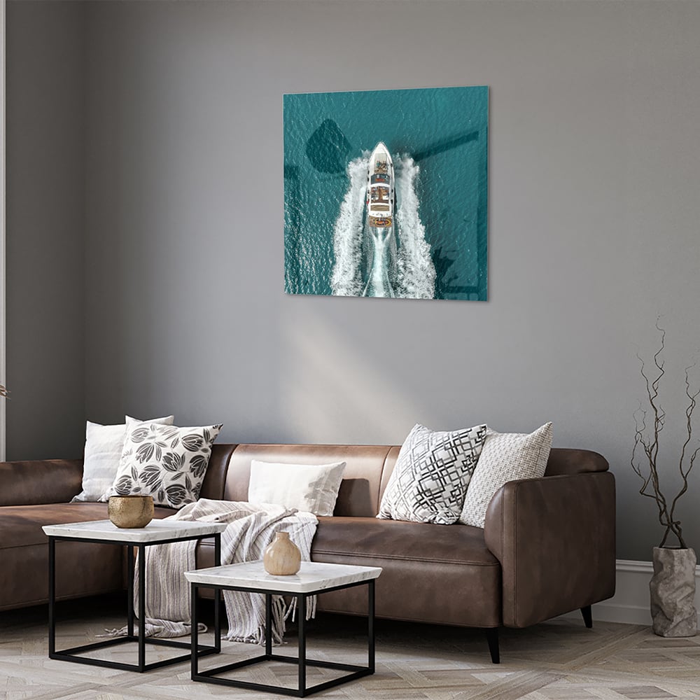 Glazen schilderij van een boot die door turquoise water vaart.