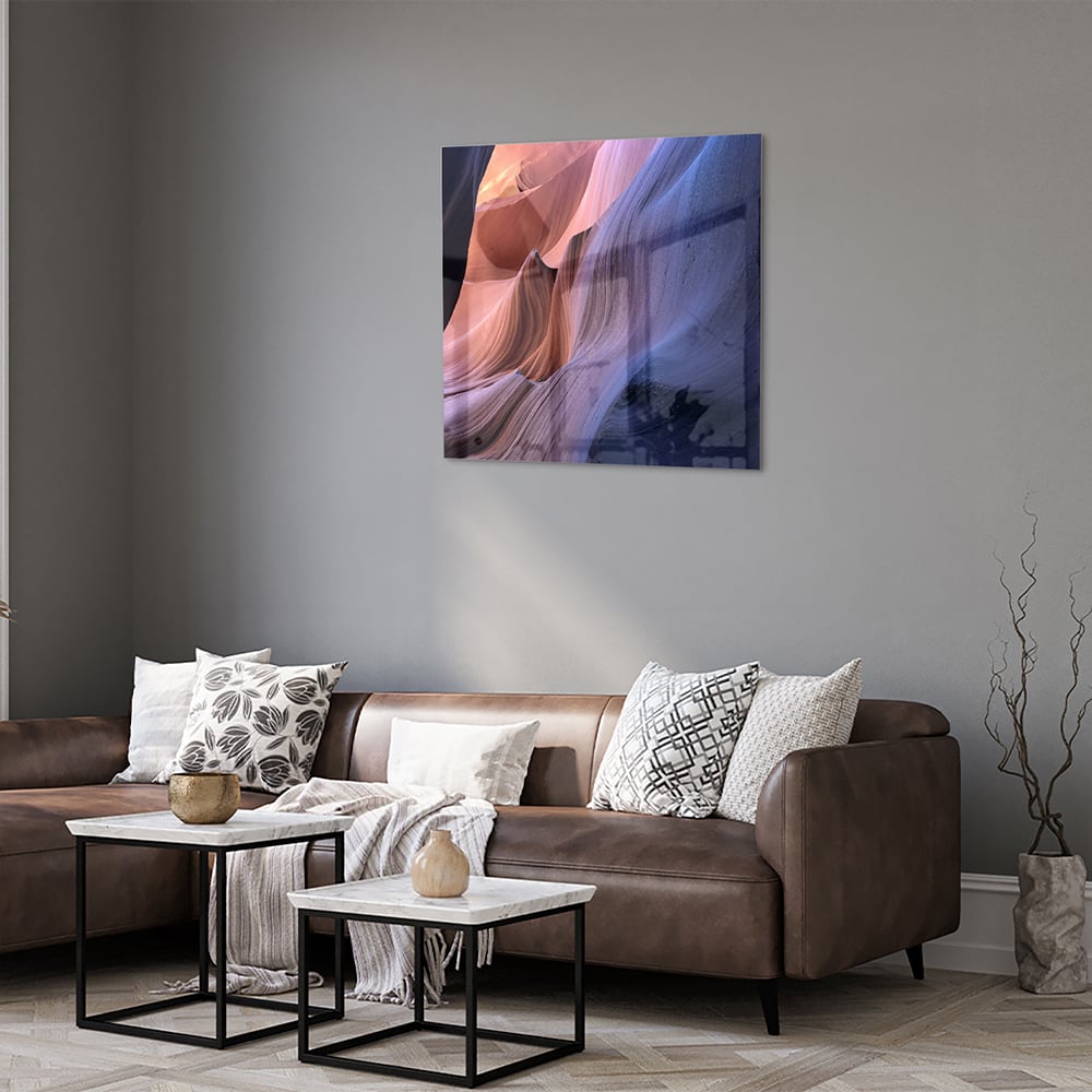 Abstract glazen schilderij met warme kleuren aan de muur