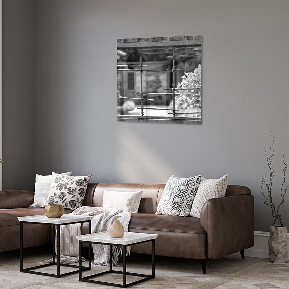 Glazen schilderij met chique raamuitzicht in een moderne woonkamer