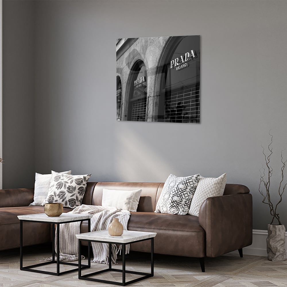 Glazen schilderij van een Prada etalage in zwart-wit, geschikt voor moderne interieurs.