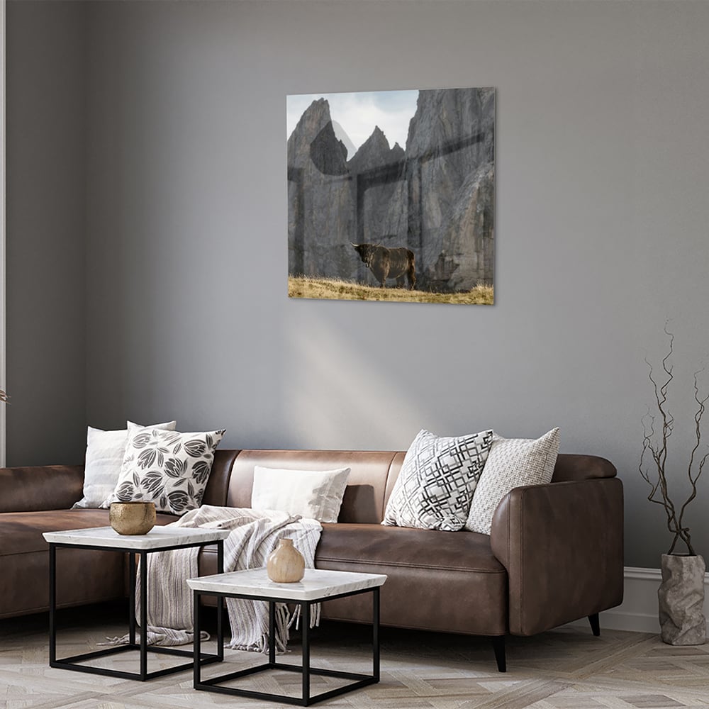 Glas schilderij van bergen met een koe in een groene wei.