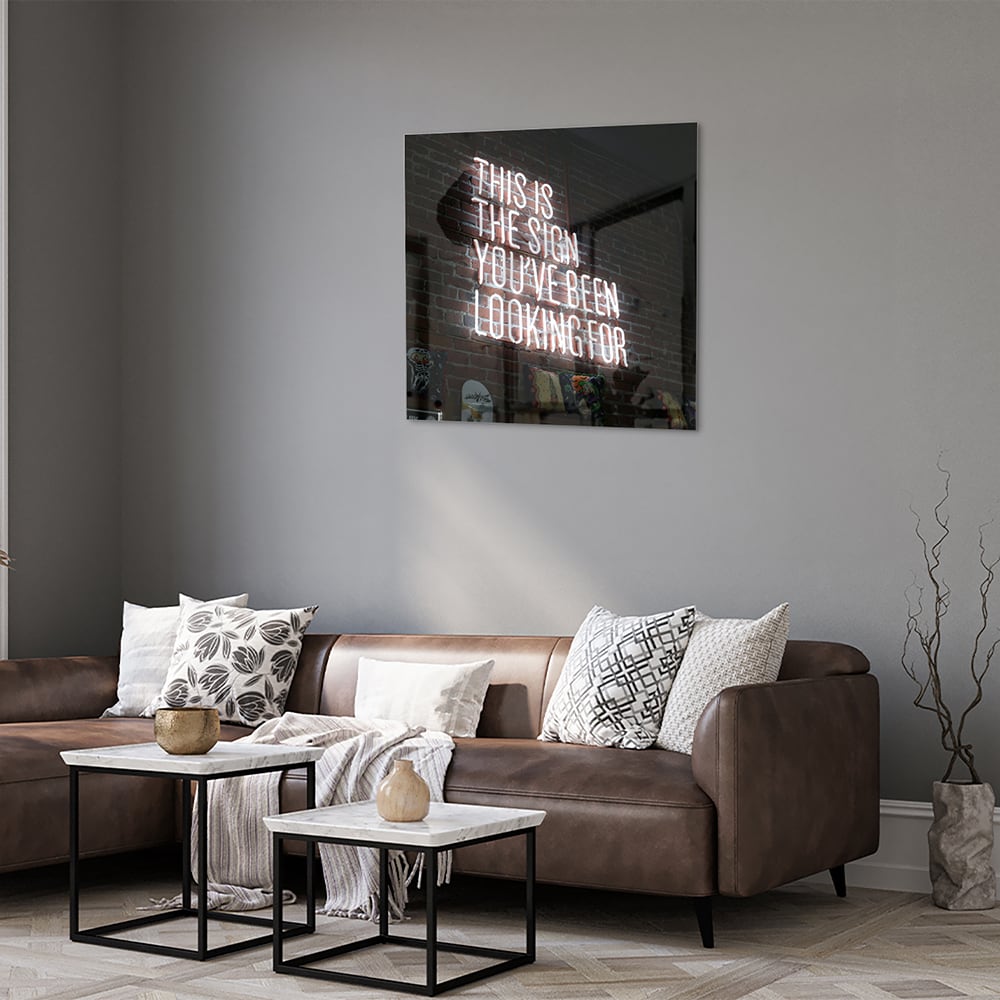 Glazen schilderij met inspirerende tekst in een modern interieur.