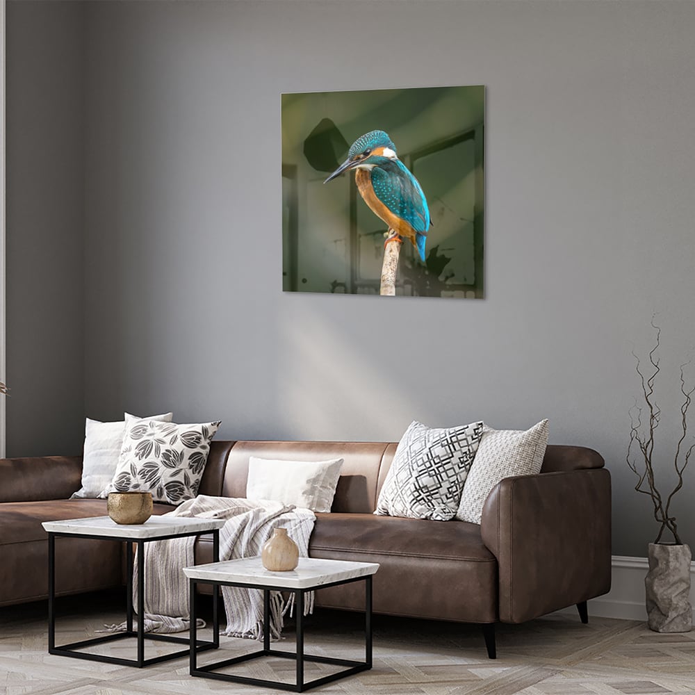 Een glazen schilderij van een ijsvogel die op een tak zit, kleurrijk en gedetailleerd.