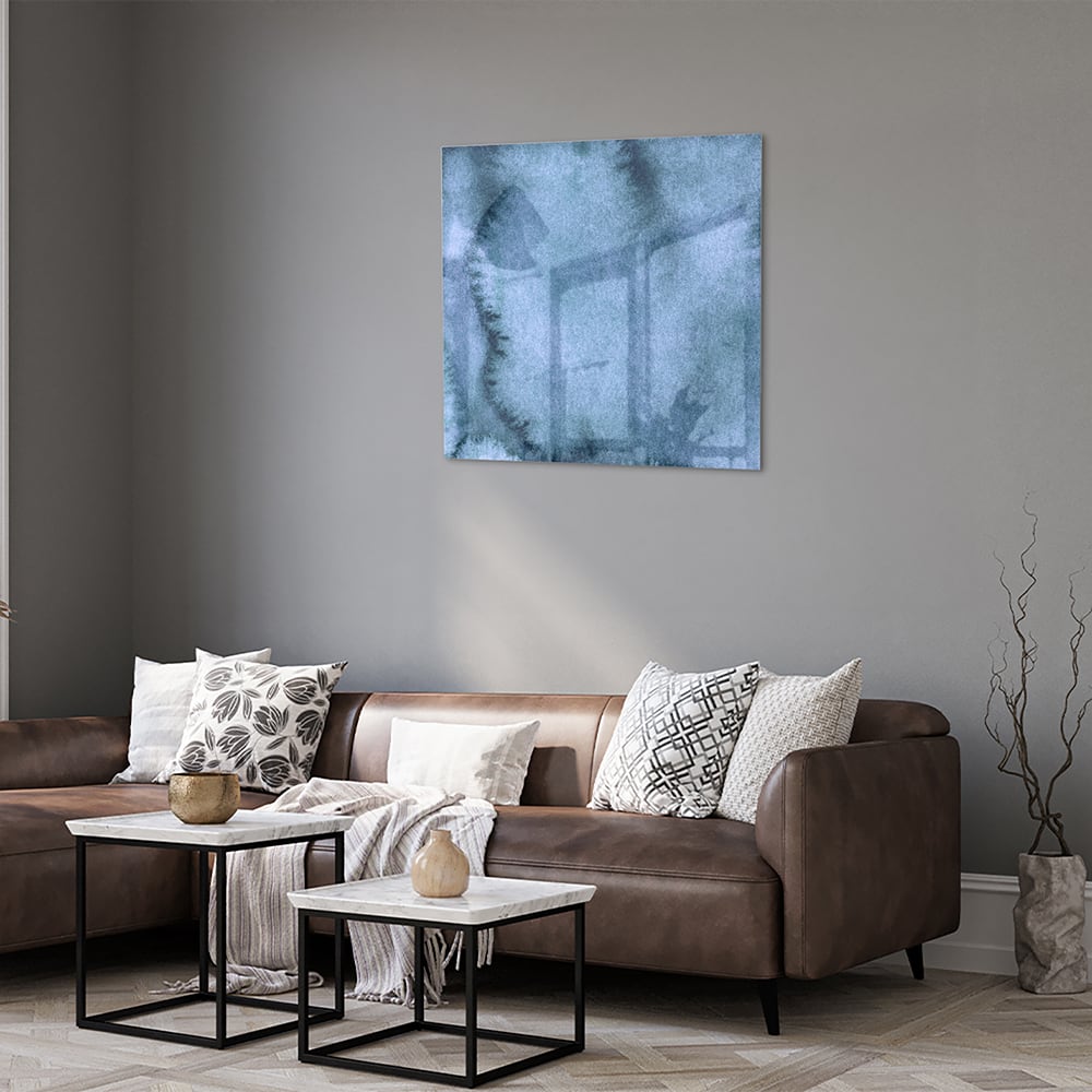 Blauw glazen schilderij aan de muur boven een houten kast in een elegant interieur.