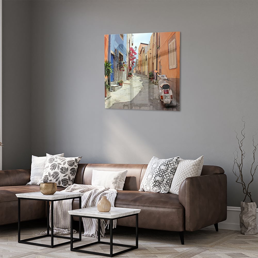 Glazen schilderij van een kleurrijke straat met een Vespa en bloeiende planten.