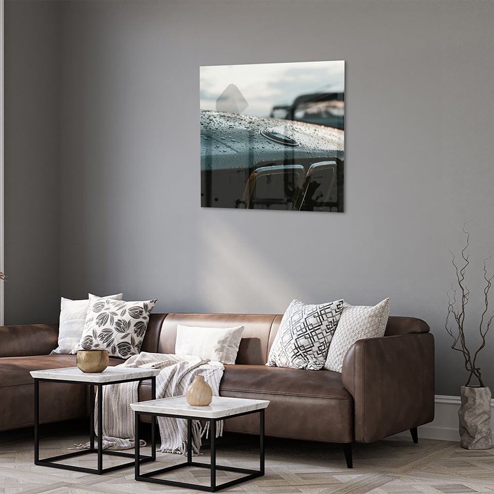 Glazen schilderij van een natte autoruit in een modern interieur