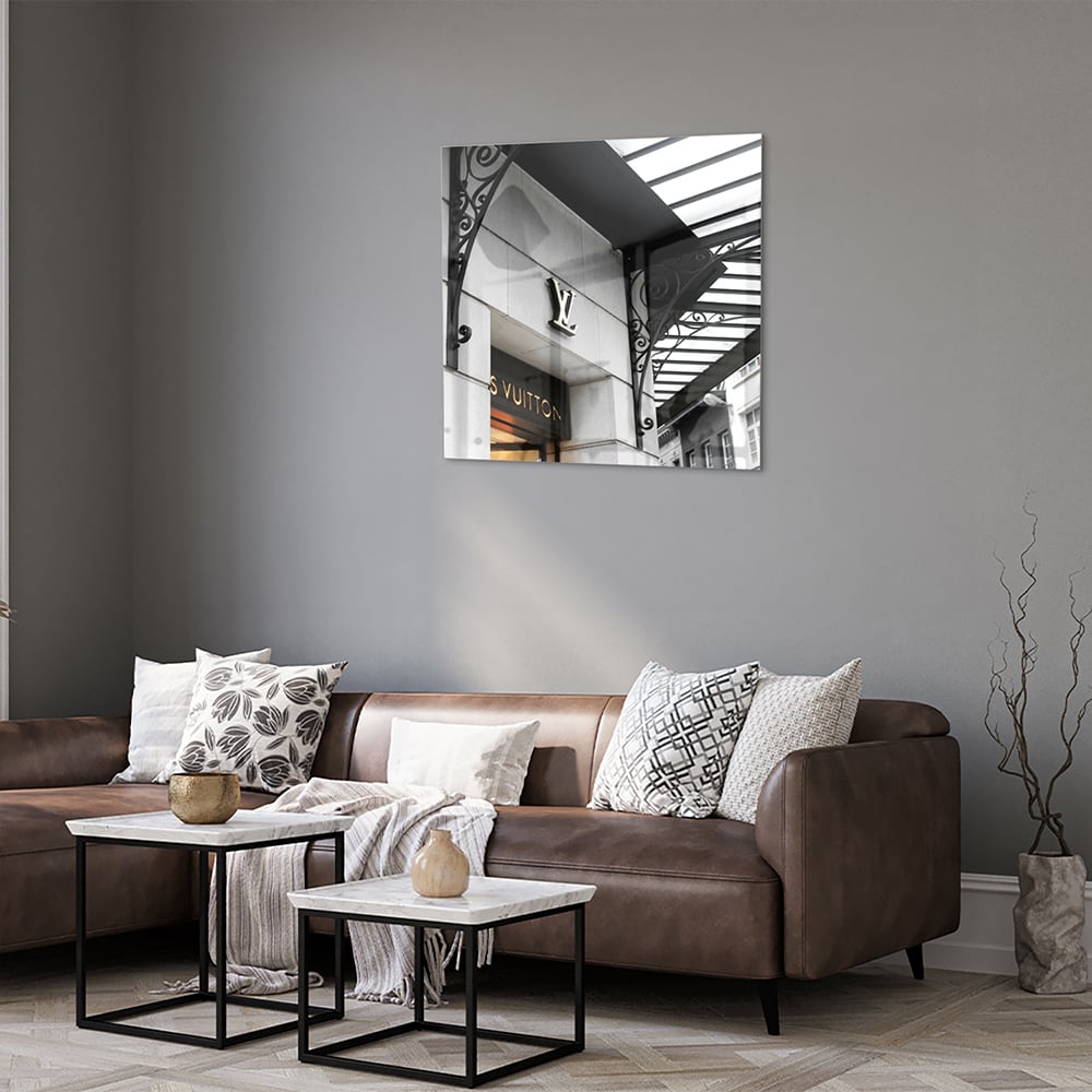 Glazen schilderij van luxe boetiek in zwart-wit, perfecte wanddecoratie.