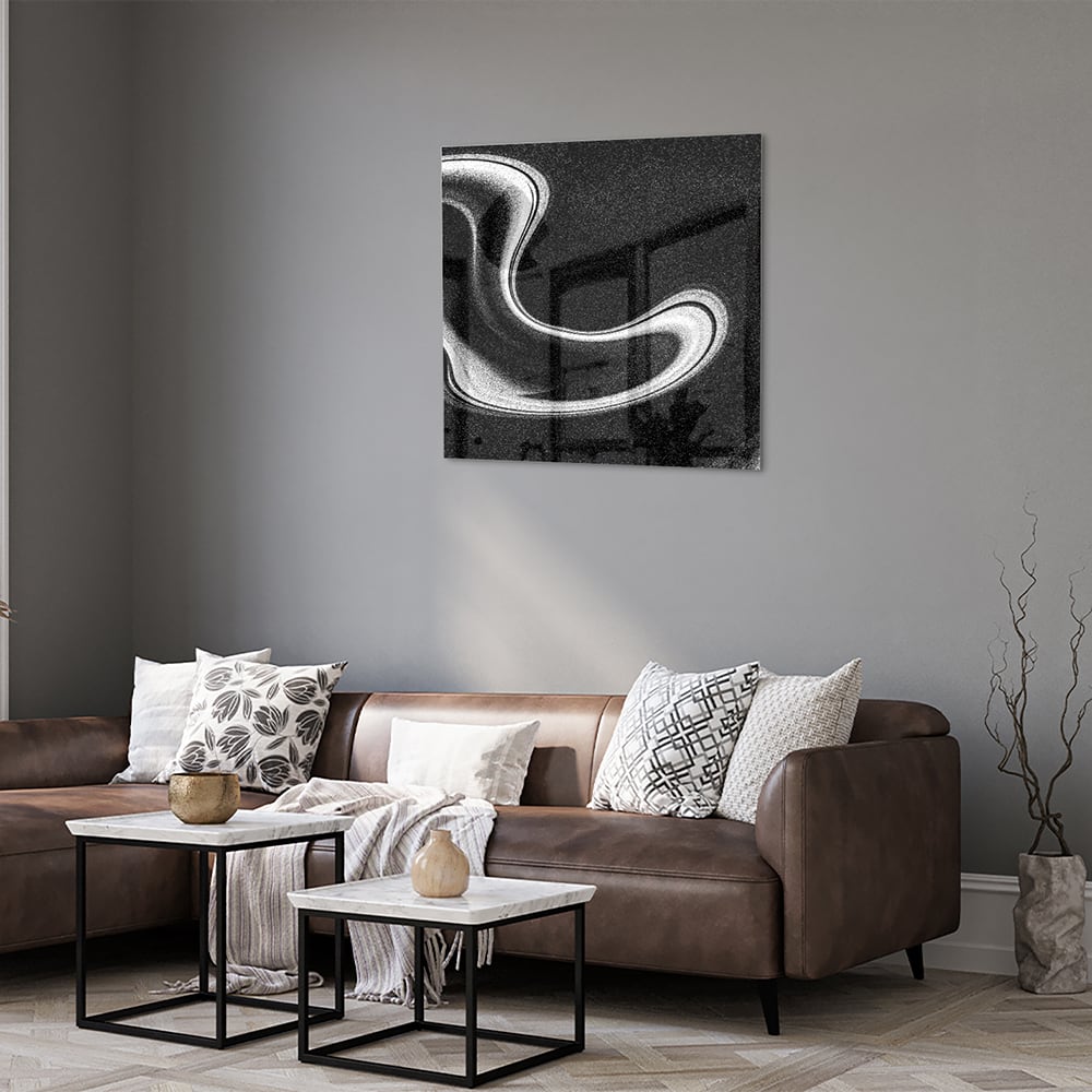Zwart-wit glazen schilderij met abstracte golven, geschikt voor moderne interieurs.
