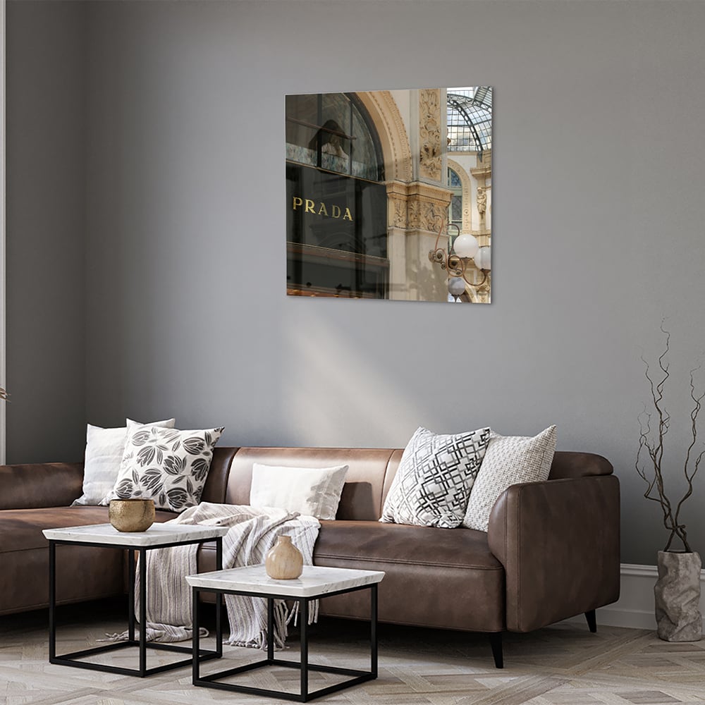Glazen schilderij van een luxe boetiek met elegante details
