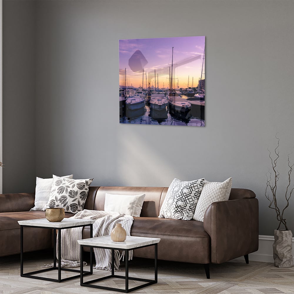 Glazen schilderij van een zonsondergang bij de haven met boten