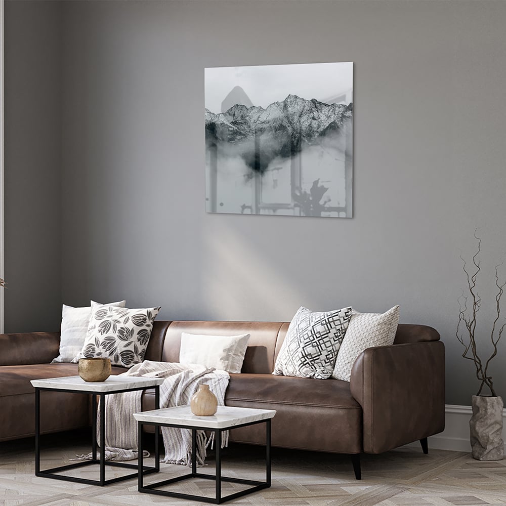 Glazen schilderij met bergen in zwart-wit, hangend aan de muur