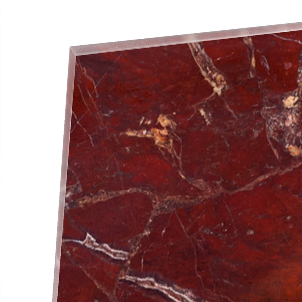 Rood glazen schilderij met marmerlook aan de muur boven een houten kast