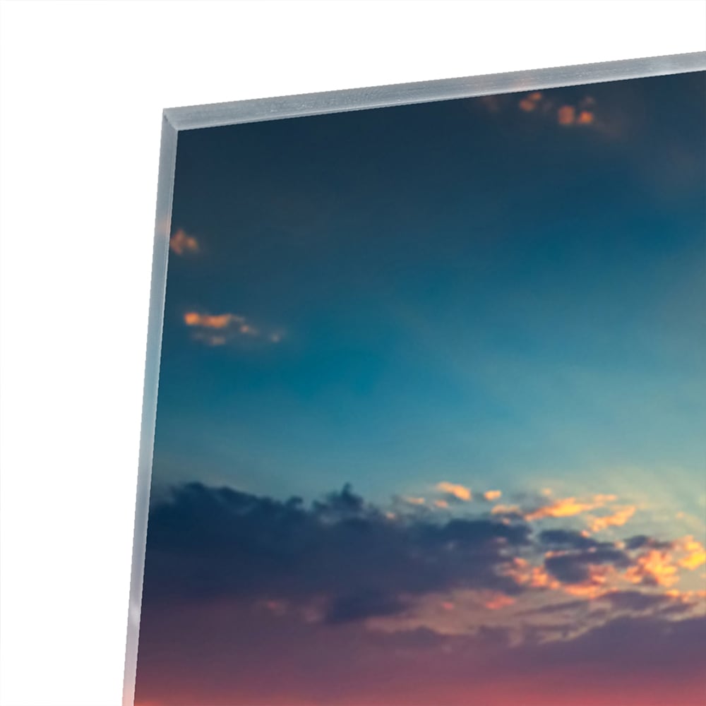 Glazen schilderij van een zonsondergang boven de zee met een warme kleurenpalet.