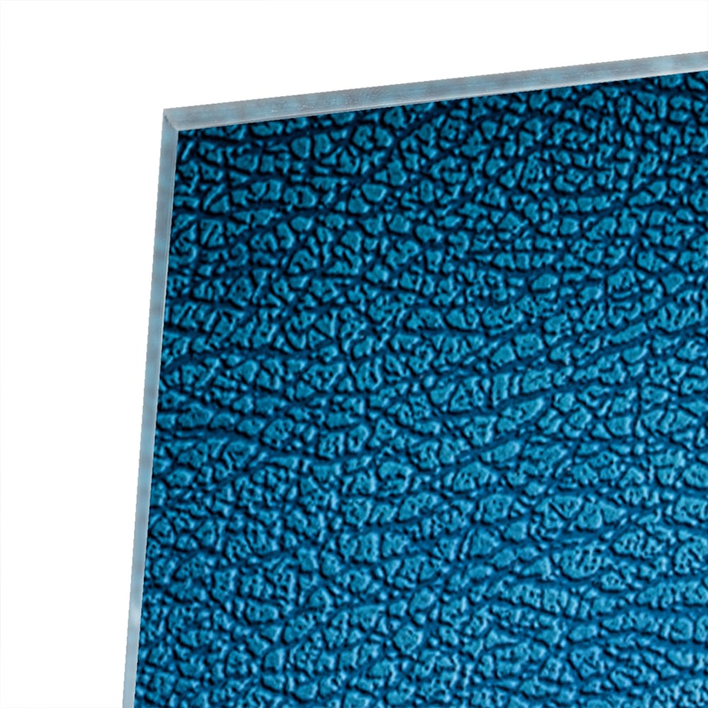Blauw glazen schilderij met reflecties aan de muur in een moderne woonkamer.