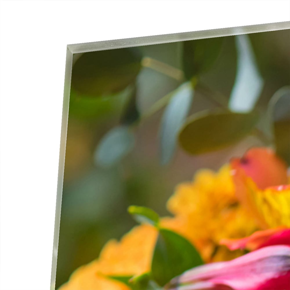 Glazen schilderij met een kleurrijk boeket bloemen aan de muur