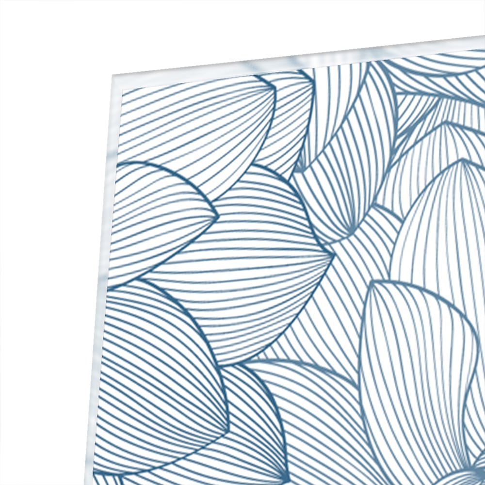 Glazen schilderij met bloemenpatroon in zachte blauwe kleuren, staat boven een houten kast.