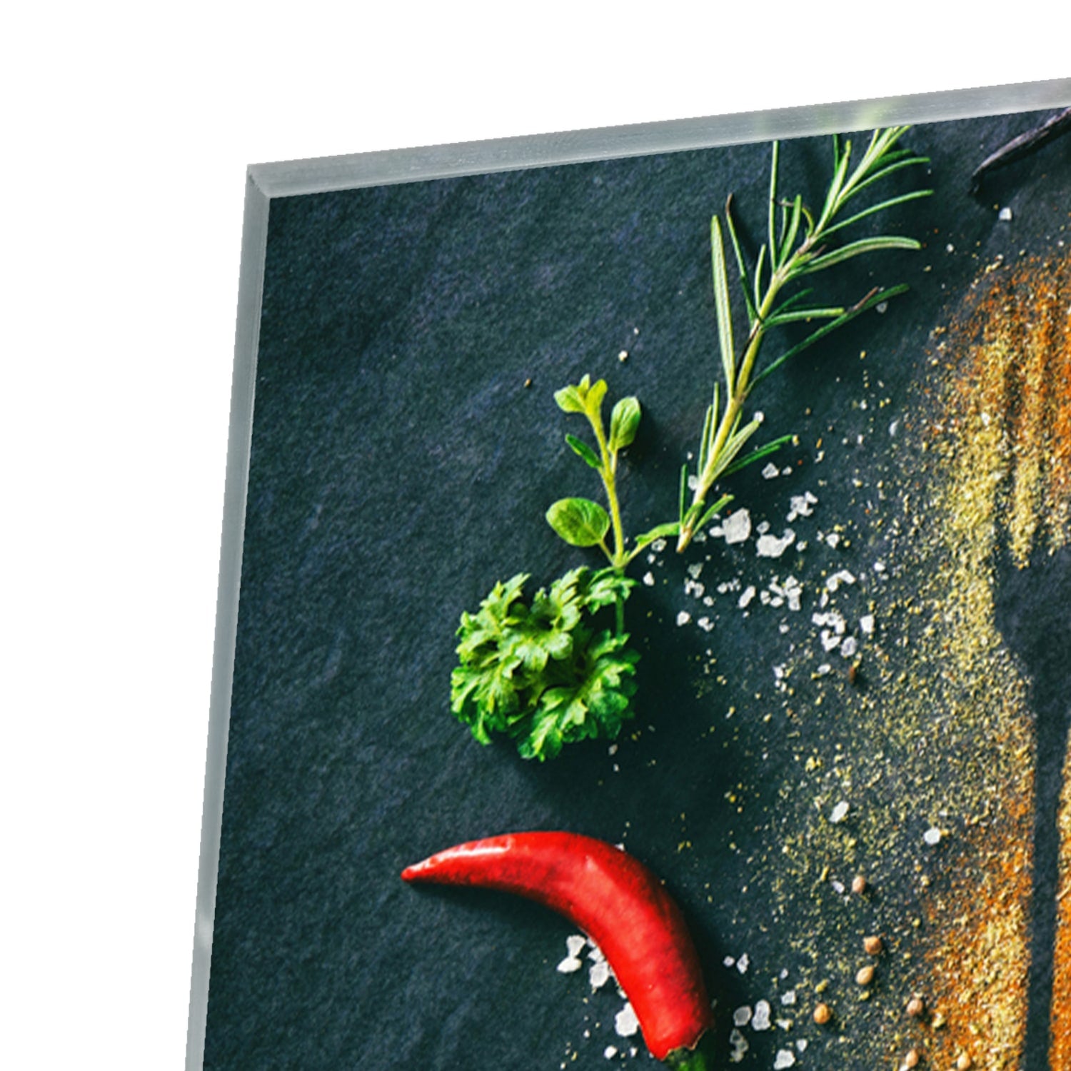 Glazen schilderij met een kleurrijk ontwerp van kookgerei en verse ingredinten.