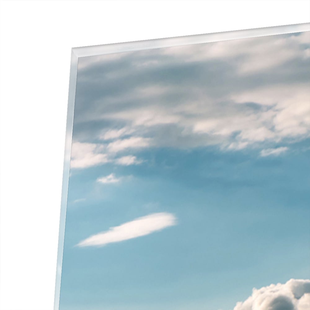 Glas schilderij van een prachtig berglandschap met groene heuvels en bergen.