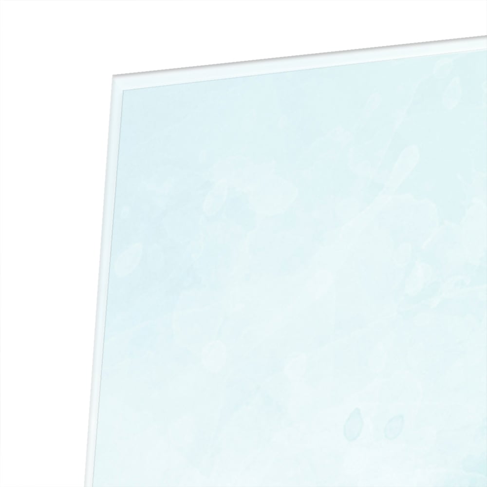 Abstract glazen schilderij met blauwe en turquoise tinten aan de muur.