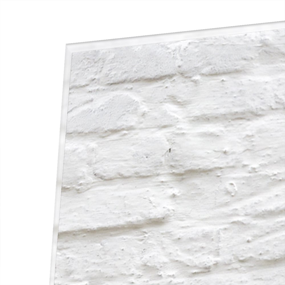 Glazen schilderij met witte bakstenen textuur aan de muur in moderne woonkamer.