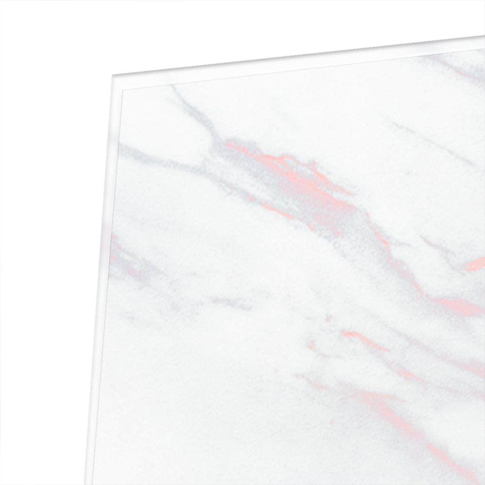 Minimalistisch glazen schilderij met marmerdetails aan de muur.