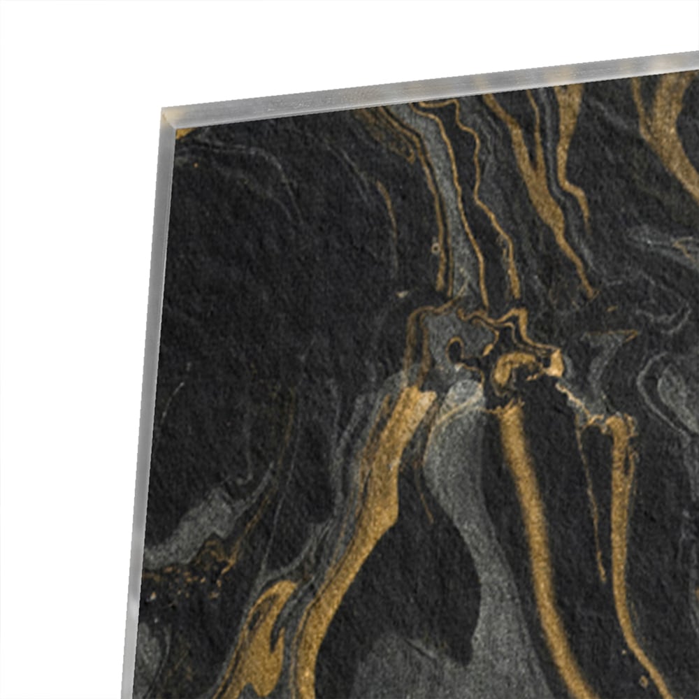 Zwart-gouden glazen schilderij met marmerachtige patronen aan de muur