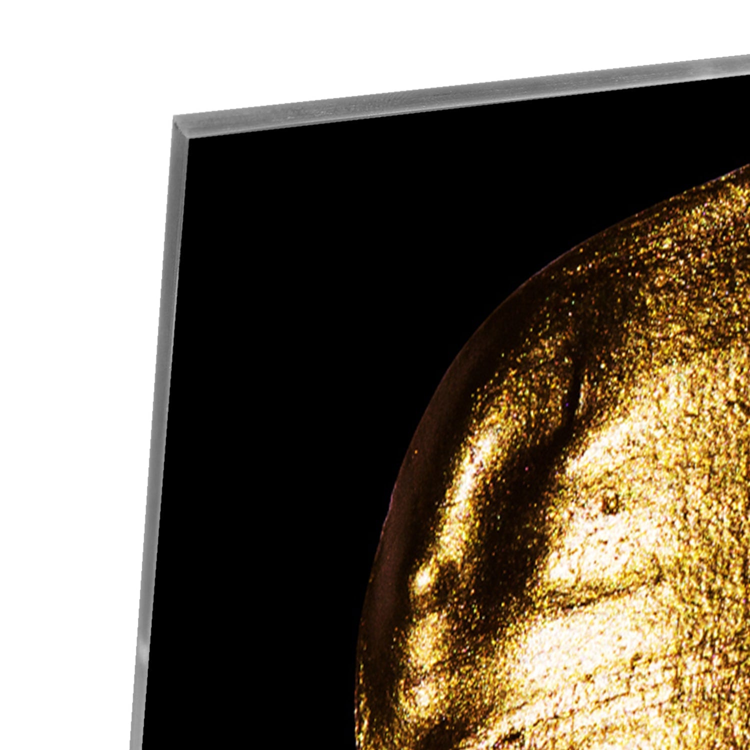 Abstract glazen schilderij met gouden penseelstreek op een zwarte achtergrond.