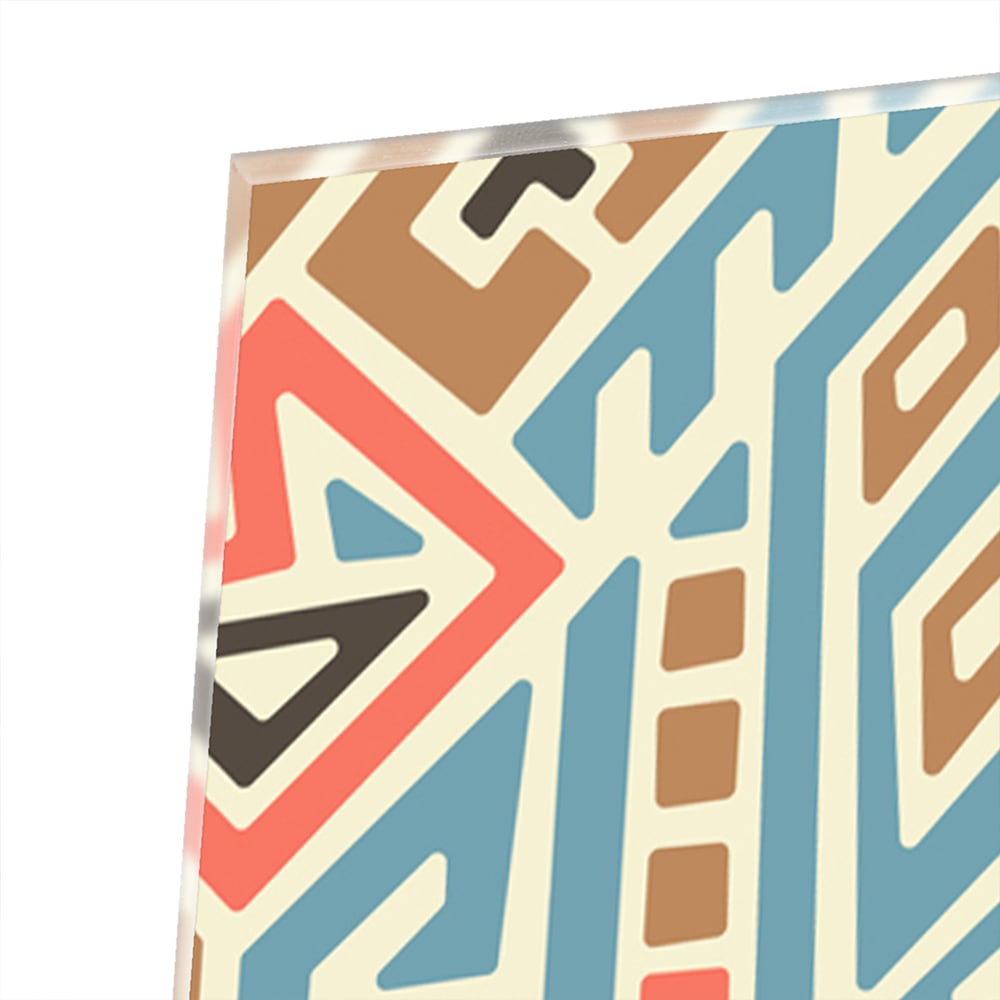 Abstract glazen schilderij met kleurrijke geometrische patronen aan de muur.