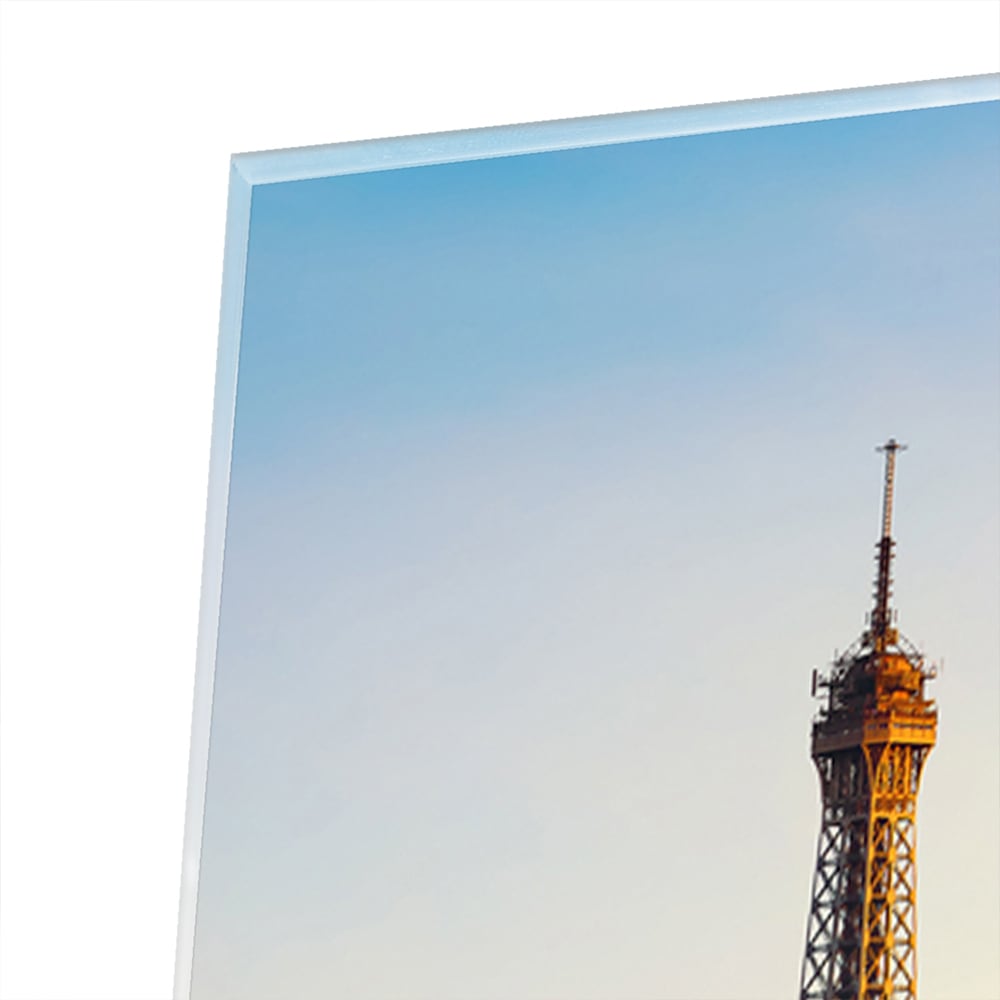 Glazen schilderij met de Eiffeltoren tijdens zonsondergang boven Parijs.