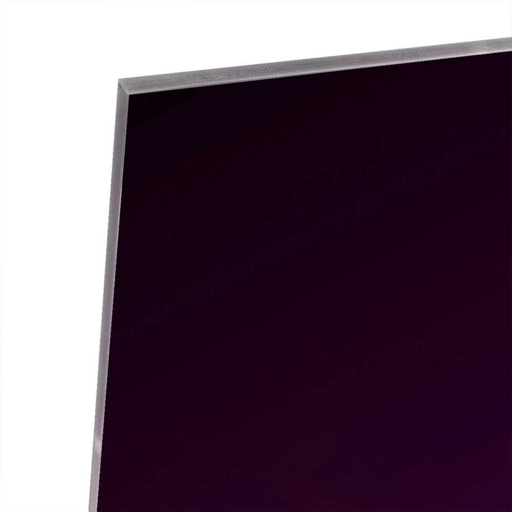 Een kleurrijk glazen schilderij met abstracte vormen in een moderne woonkamer.
