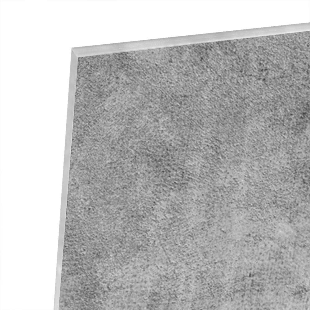 Abstract glazen schilderij in grijstinten op een witte muur.