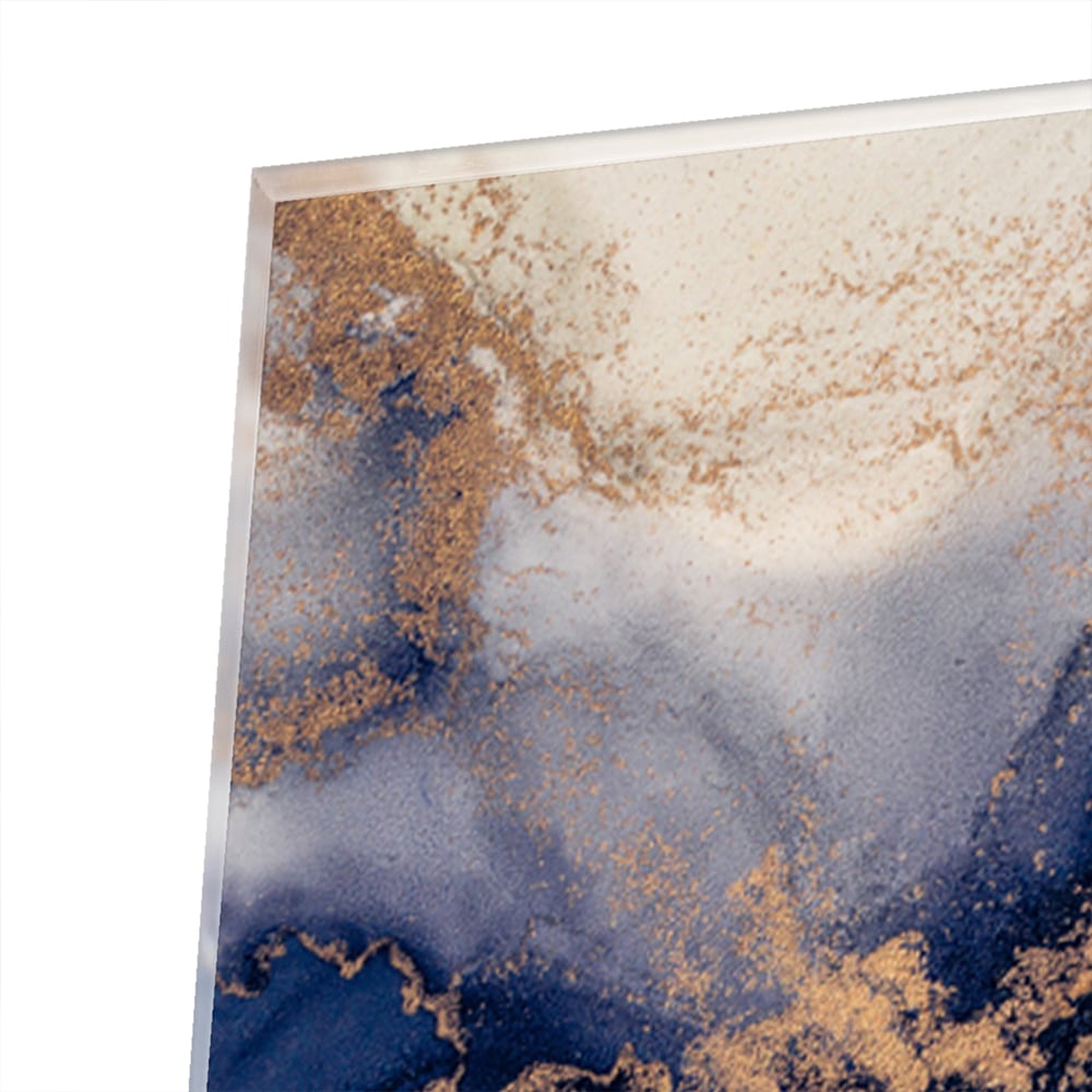 Prachtig glazen schilderij met blauwe en gouden patronen aan de muur.