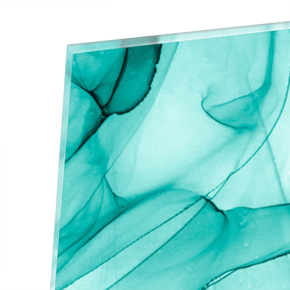 Lichtblauw abstract glazen schilderij aan de muur boven een houten meubel.
