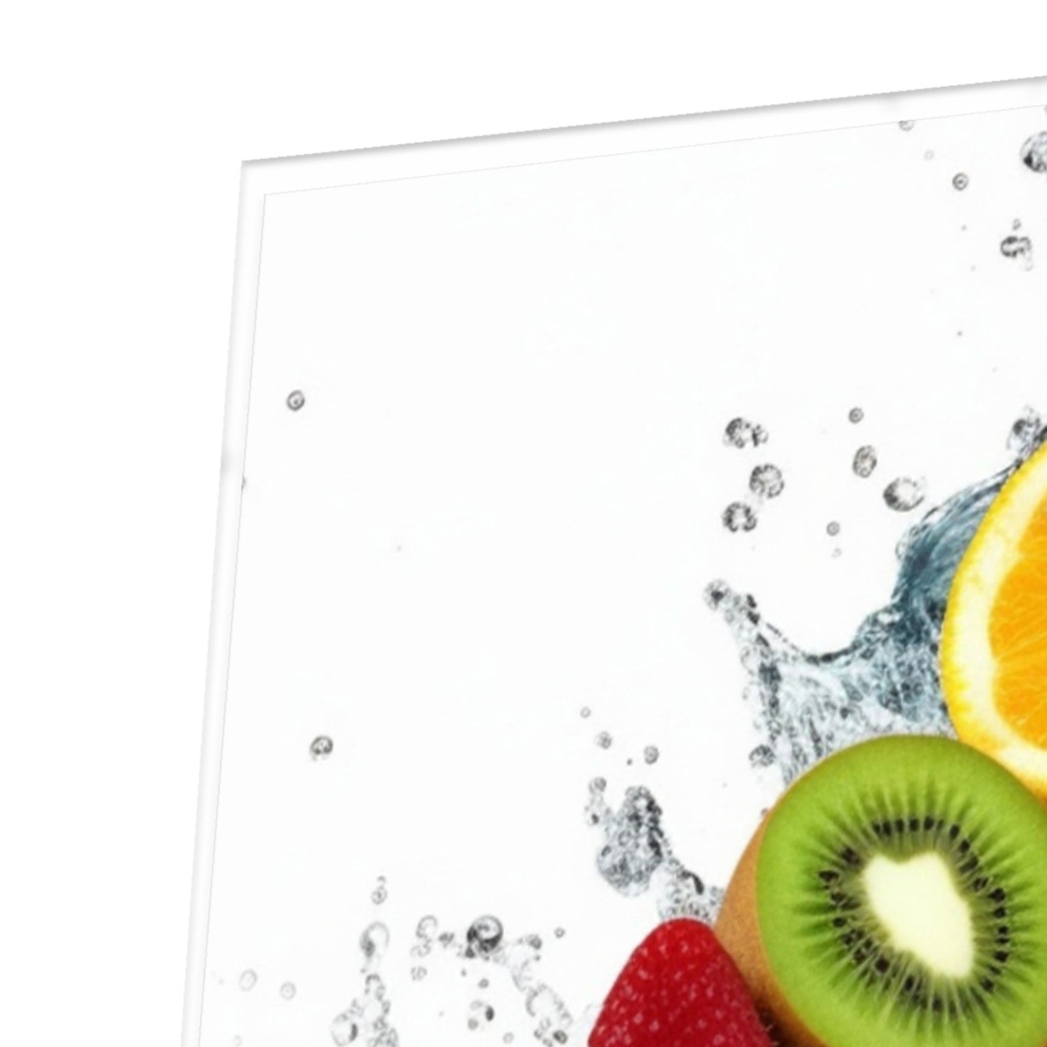 Glazen schilderij van een kleurrijke fruitcompositie aan een muur.
