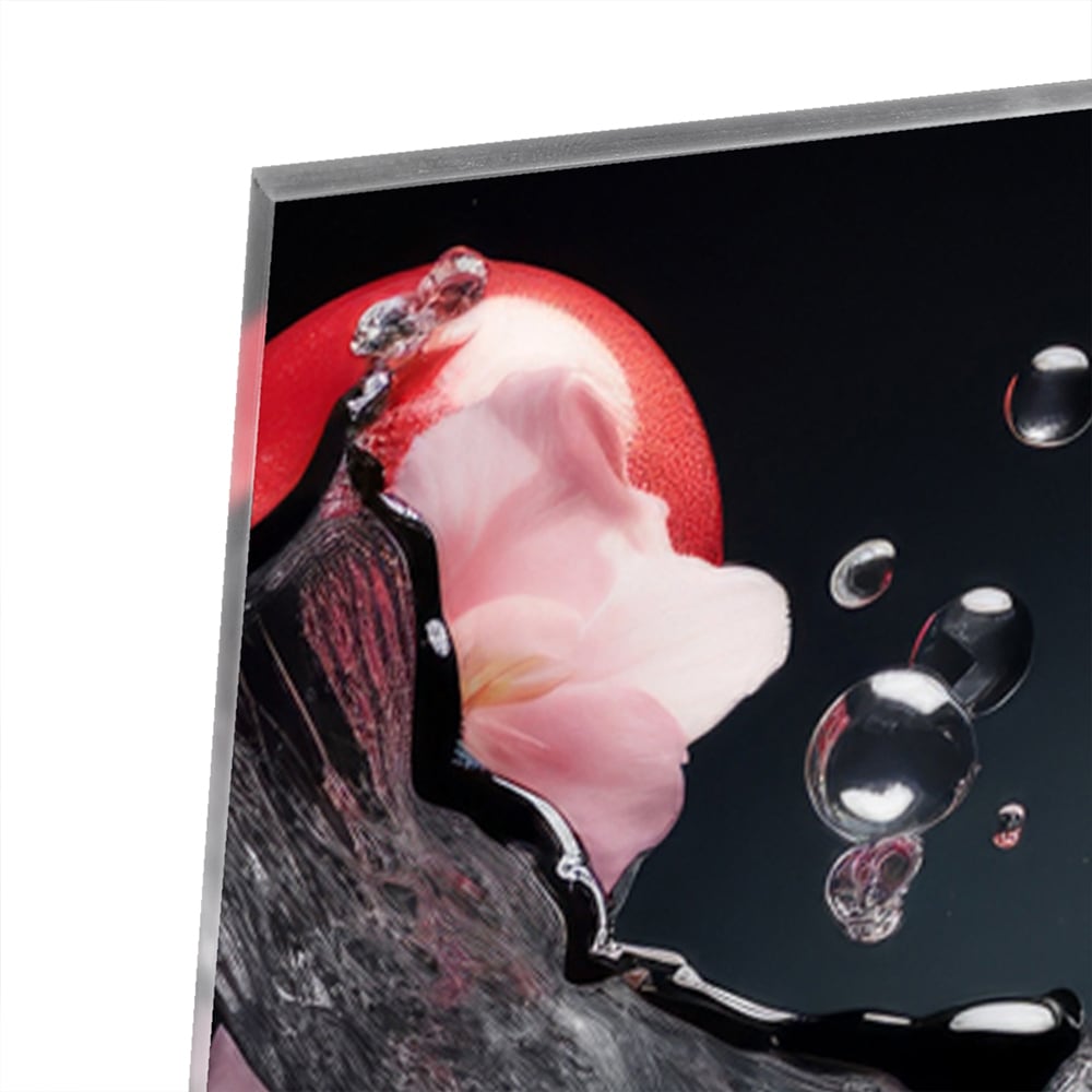 Glazen schilderij met roze bloemen en waterdruppels op een zwarte achtergrond.