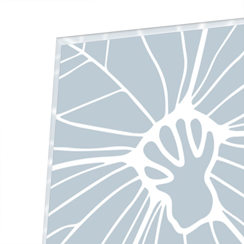 Glazen schilderij met botanische motieven aan de muur in een moderne woonkamer.