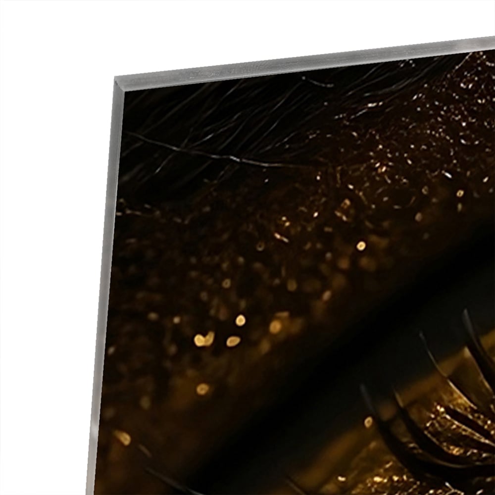 Glazen schilderij van een gouden oog op een zwarte achtergrond, hangt aan de muur.