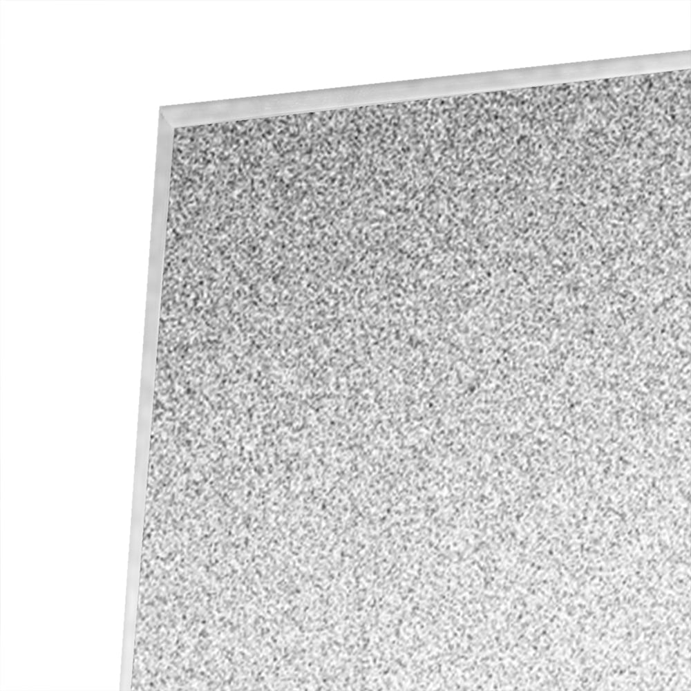 Minimalistisch glazen schilderij met reflecties in een sfeervolle kamer