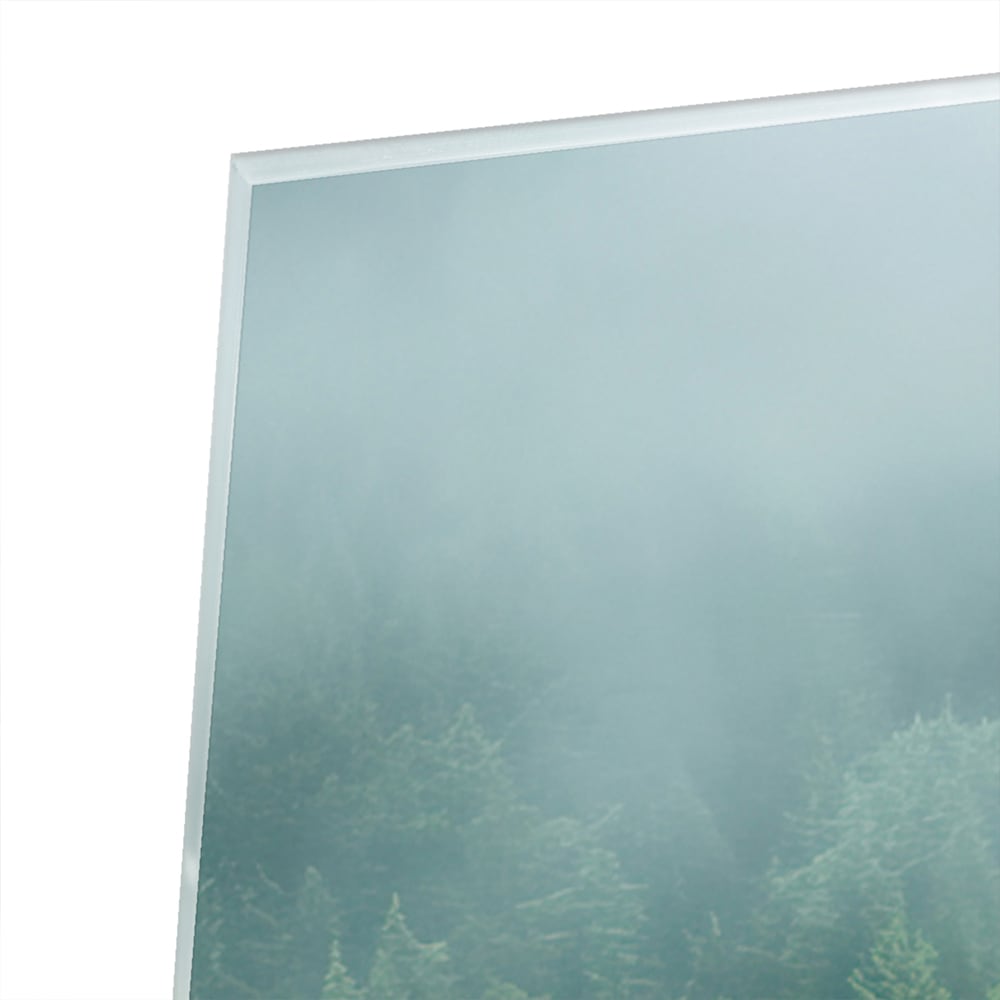 Glazen schilderij van dennenbossen in mist aan de muur