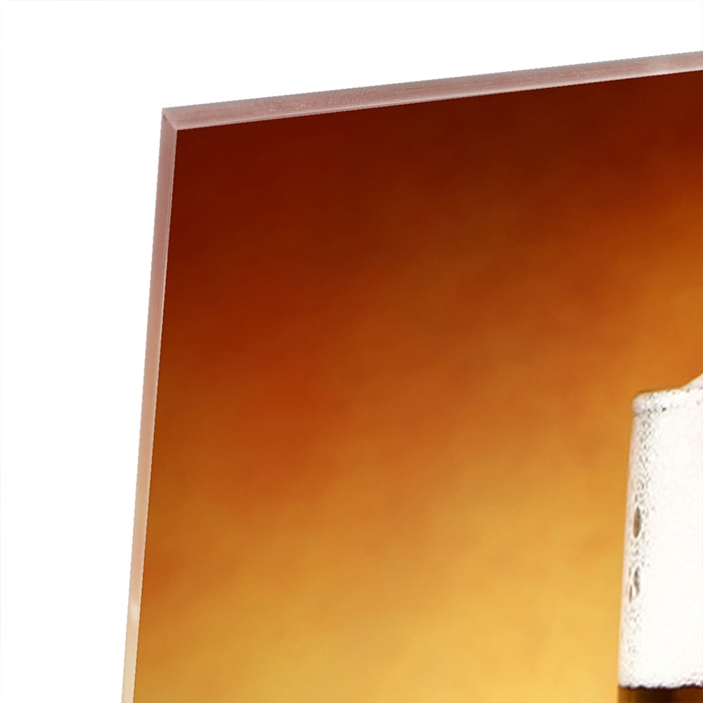 Glazen schilderij met twee volle bierglazen op een houten tafel