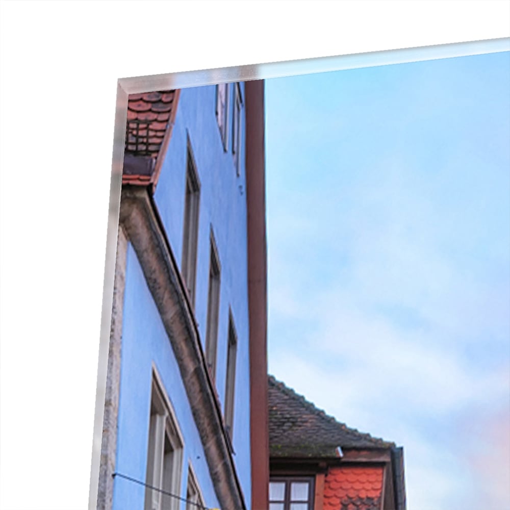 Glazen schilderij van een pittoreske straat met historische gebouwen en pastelkleuren