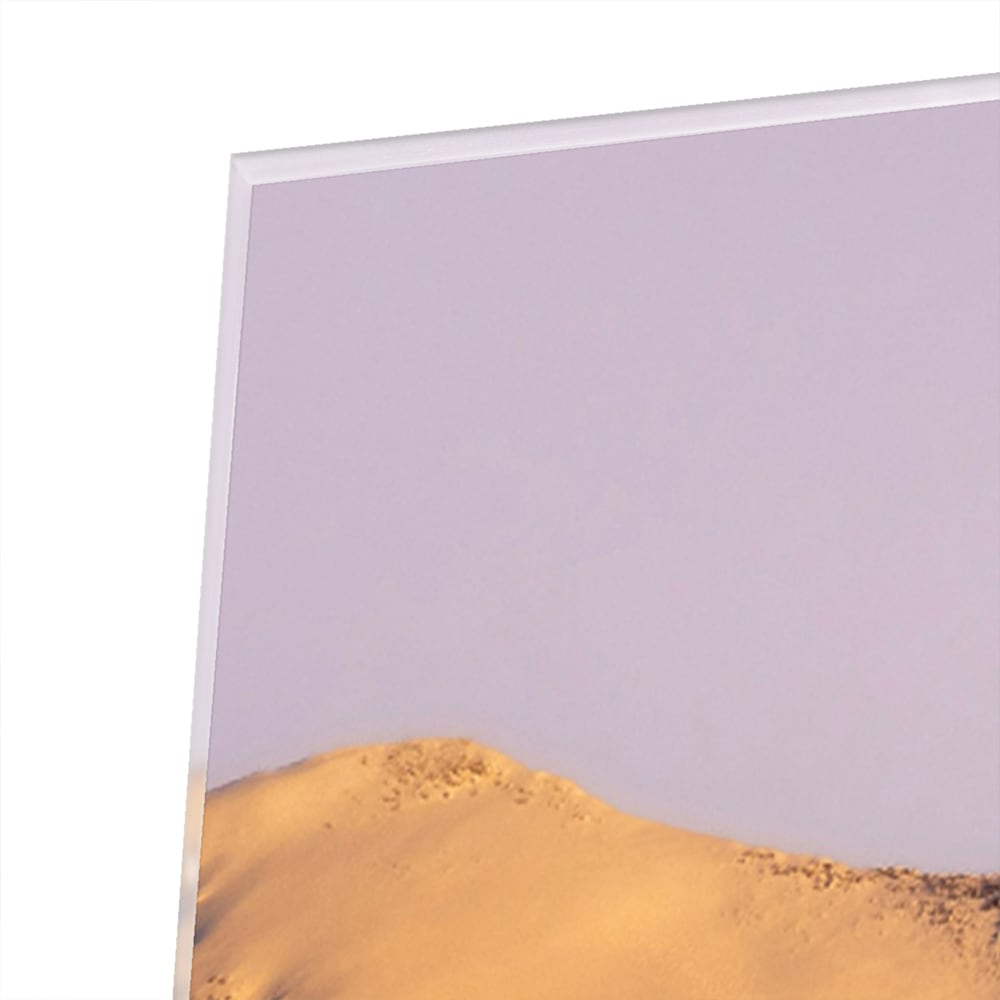Glazen schilderij van een berglandschap met zonovergoten toppen en sneeuw