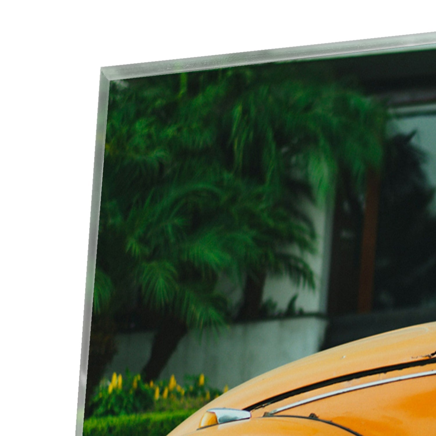 Glazen schilderij van een oranje Volkswagen Kever op een muur
