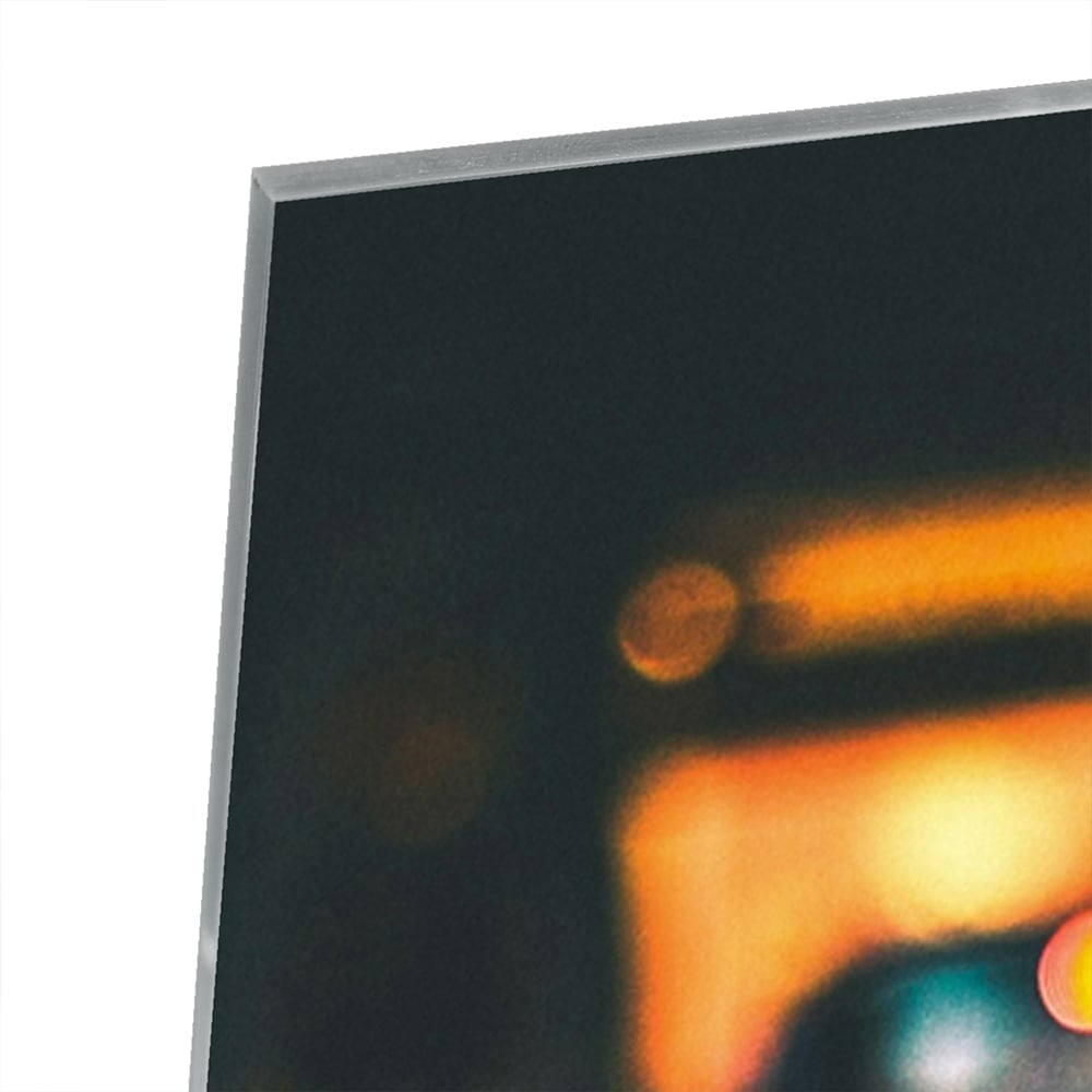 Glazen schilderij van een rode auto in een stedelijke omgeving