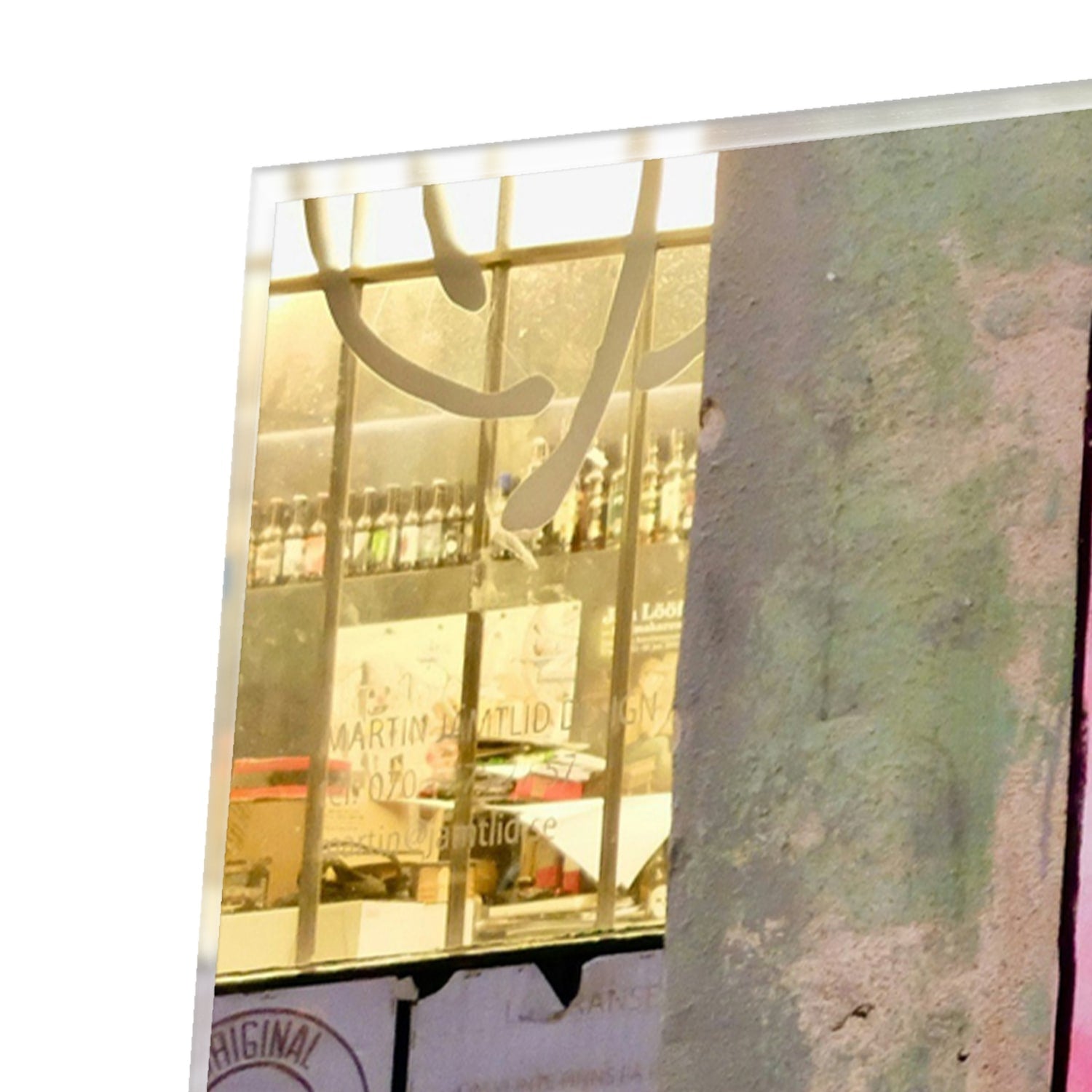 Glazen schilderij met de tekst 'Chanel or Die' in felle kleuren aan de muur.