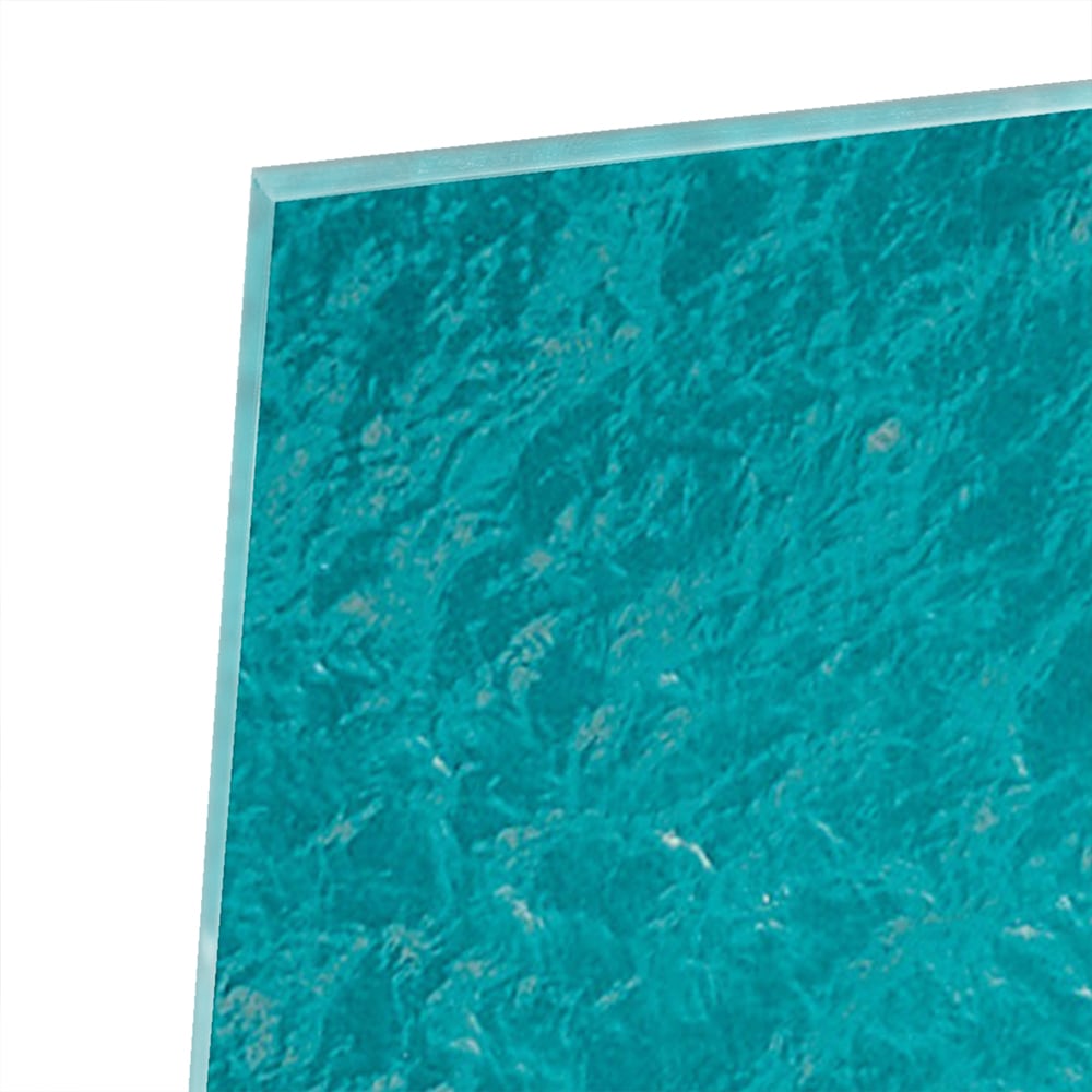 Glazen schilderij van een boot die boven helder turquoise water ligt.